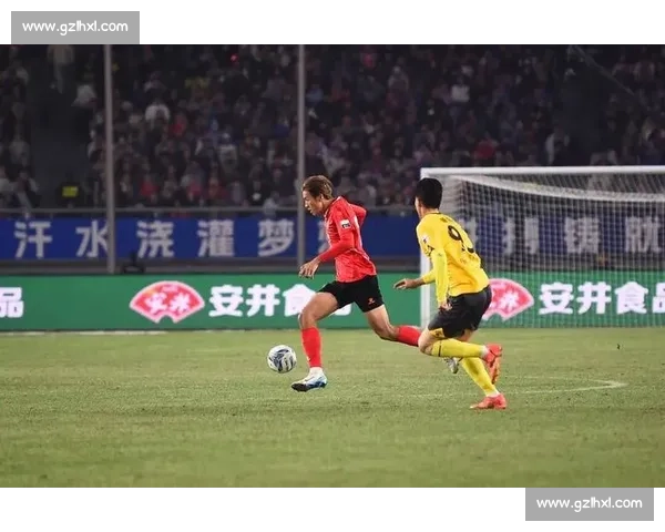 苏超争议一幕!泰州 5 号恶意踹人染红,裁判判罚引球迷集体声讨